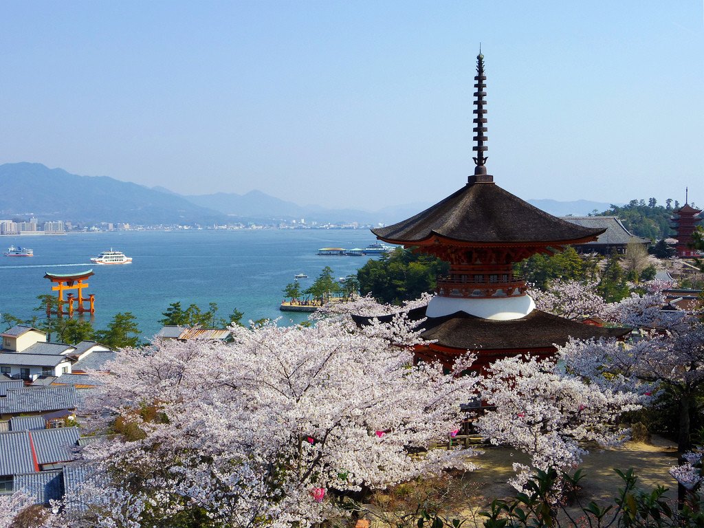 Itsukushima_Shrine_in_Spring