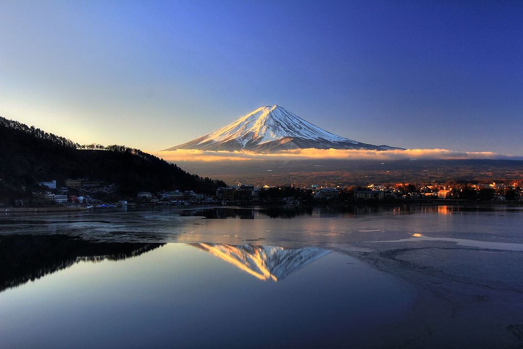 Lake Kawaguchi and Mount Fuji view in winter.