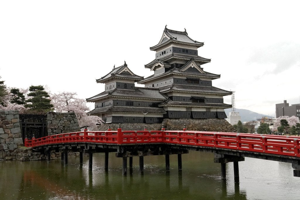 matsumoto_castle_and_bridge_japan