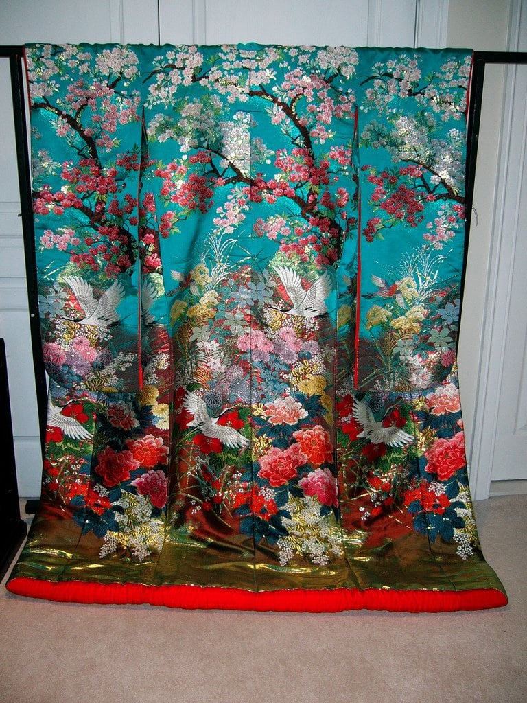 Wedding_Kimono_Motif_of_Cherry_Blossom_Sakura_Branches